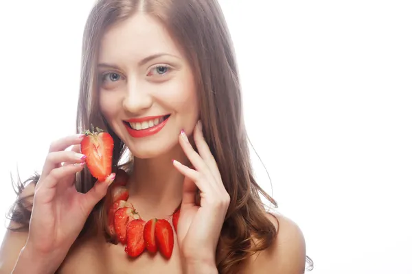 Schöne glücklich lächelnde Frau mit Erdbeere — Stockfoto