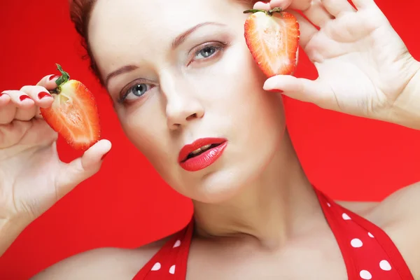 Meisje eten aardbeien — Stockfoto