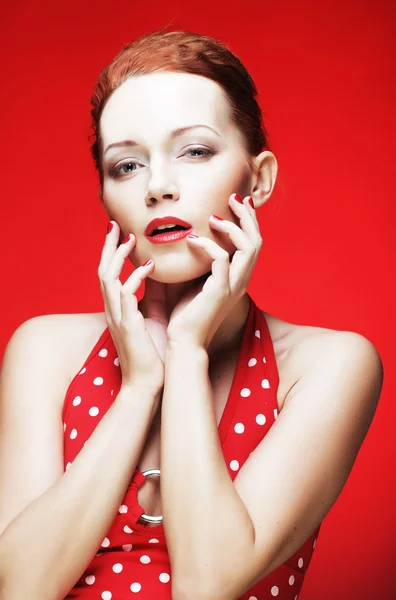 Mujer joven con labios rojos brillantes — Foto de Stock