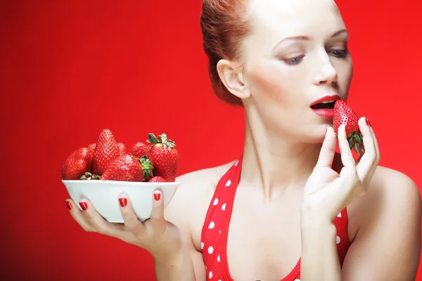 Girl eating strawberries — Stock Photo, Image
