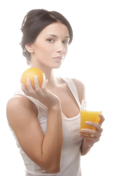 Kvinna anläggning orange juice — Stockfoto