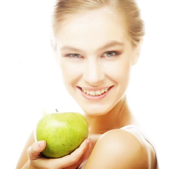 Молодая счастливая улыбающаяся женщина с яблоком — стоковое фото