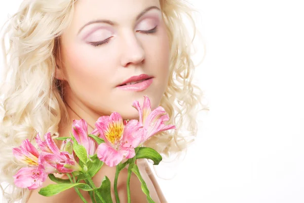 Hermosa mujer con flores rosadas —  Fotos de Stock