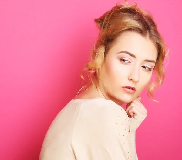 Mujer joven sobre fondo rosa — Foto de Stock