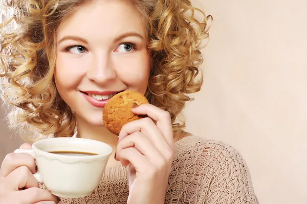 Mujer con café y galletas — Foto de Stock