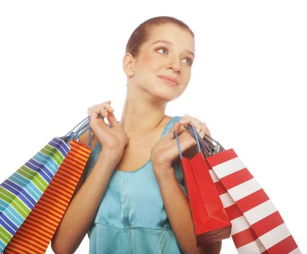 Portret oszałamiającej młodej kobiety niosącej torby na zakupy — Zdjęcie stockowe