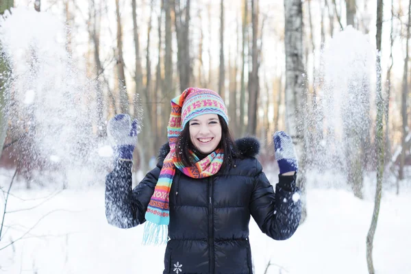 Mulher no parque de inverno, soprando neve brincando — Fotografia de Stock