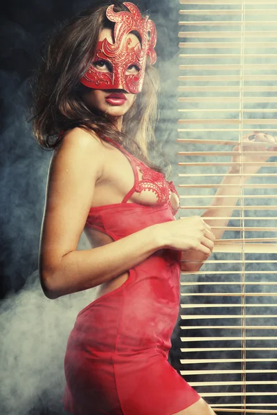 Attraktive Frau in Rot mit Maske — Stockfoto