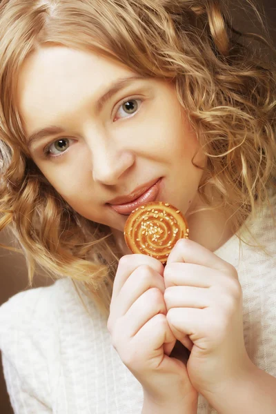 Die schöne lächelnde junge Frau mit einer Torte — Stockfoto