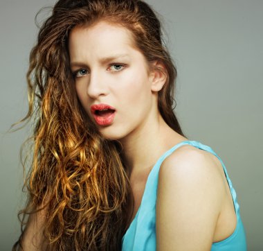 güzel uzun sarı kıvırcık saçlar kadınla