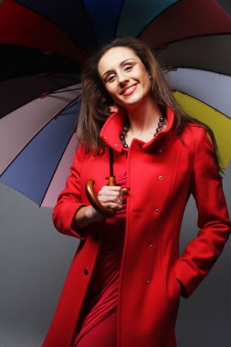 kadın şemsiye ile kırmızı ceket