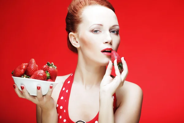 Dívku jíst jahody — Stock fotografie