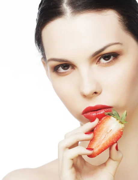 Sexig dam som håller en saftig jordgubbe — Stockfoto