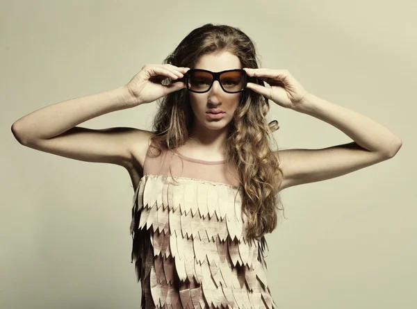 Modelo de moda high-end com cabelo encaracolado — Fotografia de Stock