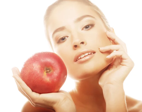 Привлекательная молодая женщина с яблоком — стоковое фото