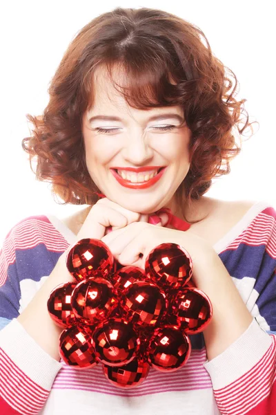 Chica joven con bolas de Navidad roja — Foto de Stock