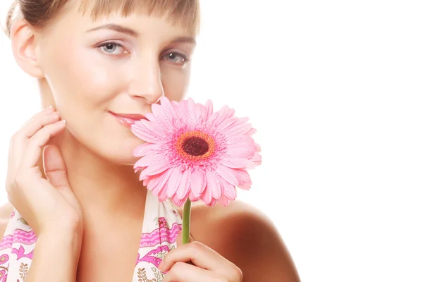 Bella giovane donna con fiore di gerbero — Foto Stock