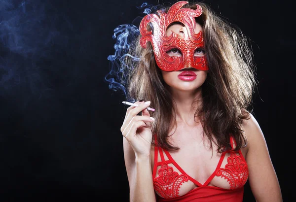 Kvinna röker i mörkret — Stockfoto