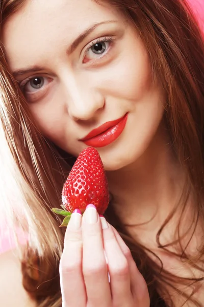 Meisje eten aardbeien — Stockfoto