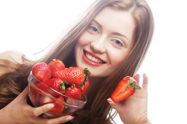 Schöne glücklich lächelnde Frau mit Erdbeere — Stockfoto