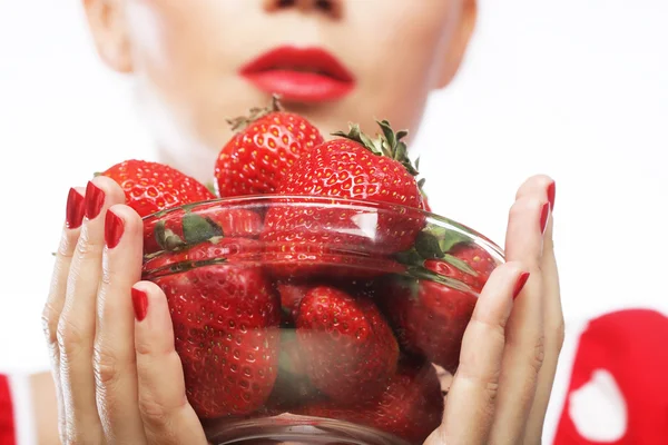 Belle femme souriante heureuse à la fraise — Photo