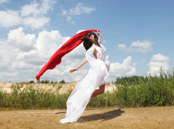 Mulher posando tecido vermelho ao ar livre — Fotografia de Stock