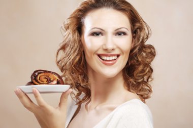 Kadın pasta ile gülüyor