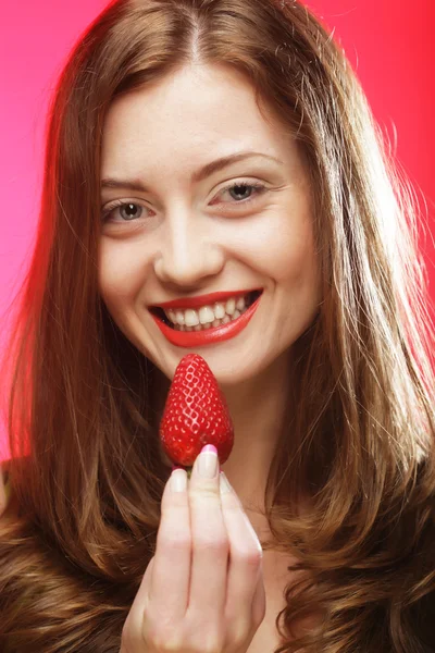 Meisje eten aardbeien — Stockfoto