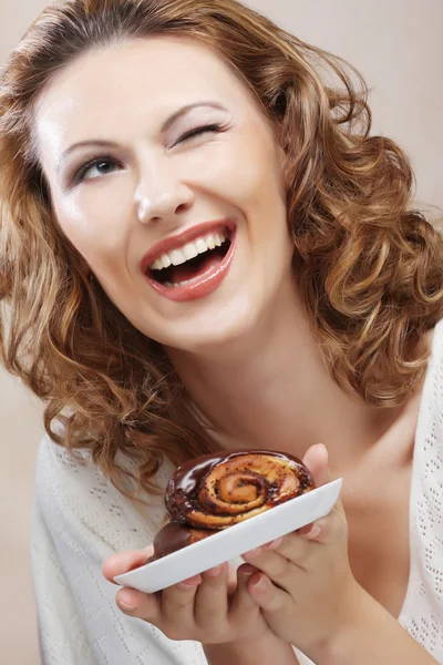 Lachende vrouw met cake — Stockfoto