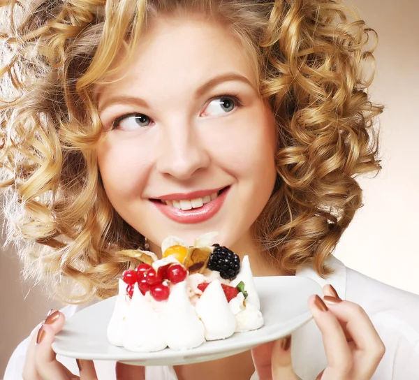 Młoda kobieta z ciastem — Zdjęcie stockowe