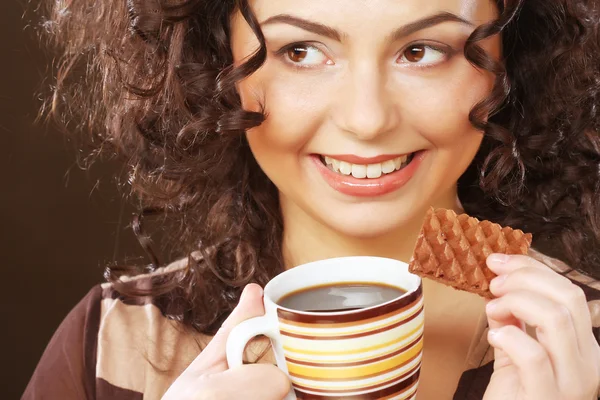 Femme avec café et biscuits — Photo