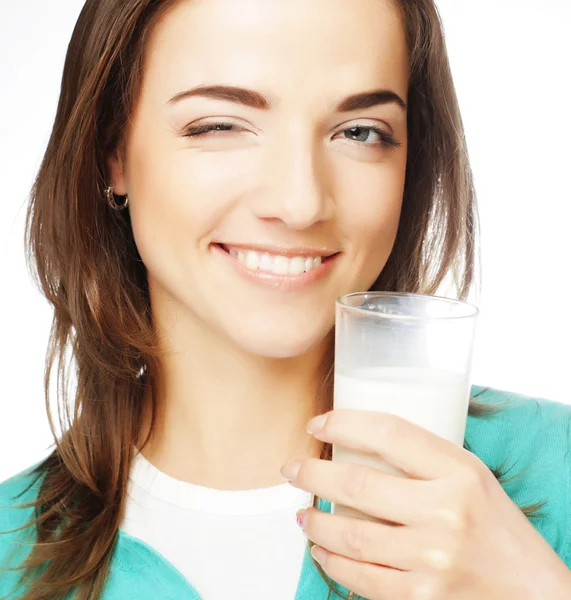 Jonge dame met een glas melk — Stockfoto