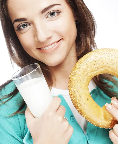 Vrouw met melk en donut — Stockfoto