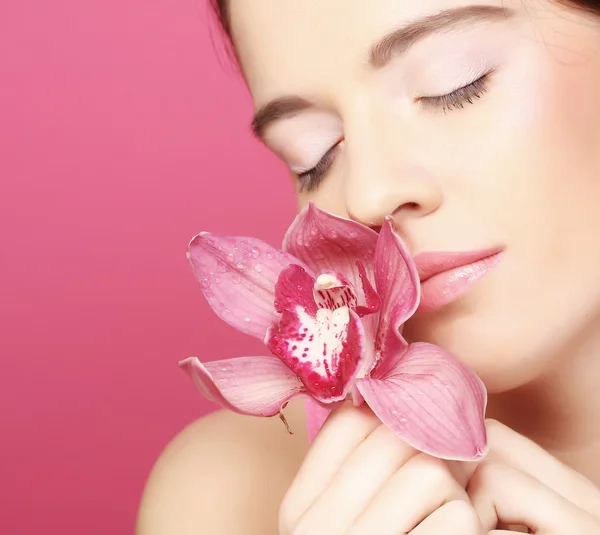 Donna con fiore di orchidea — Foto Stock