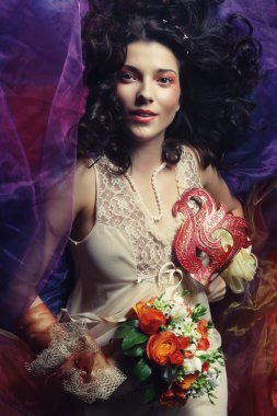 güzel gelin Organze üzerinde yatıyordu.