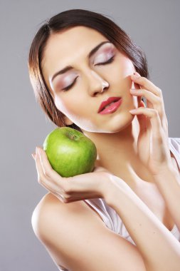 Yeşil elmalı genç kadın.