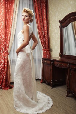 otel odasında poz mutlu gelin