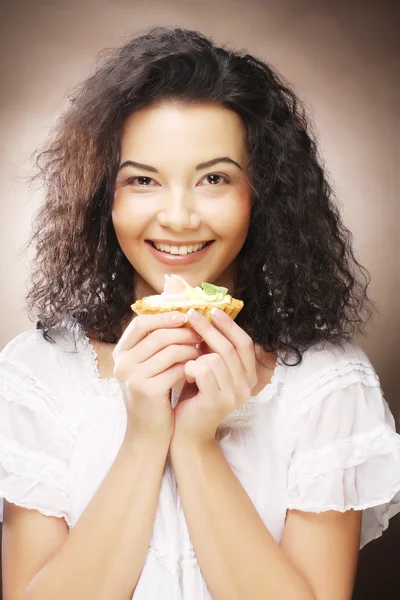 Junge Frau mit einem Kuchen — Stockfoto