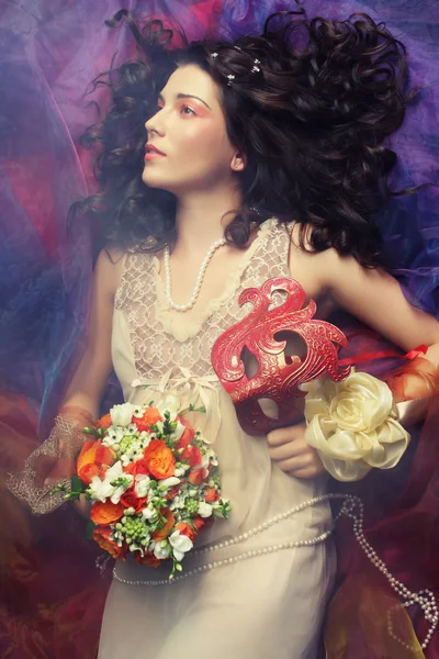 güzel gelin Organze üzerinde yatıyordu.