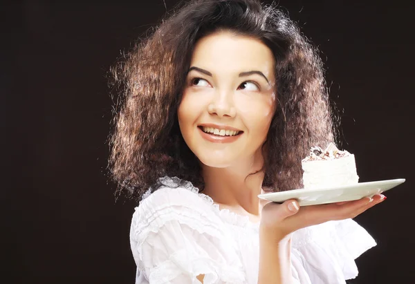 Elinde pasta olan genç bir kadın.