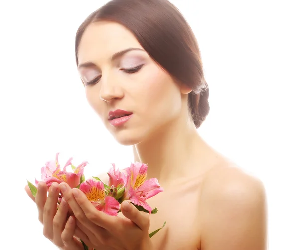Hermosa mujer con flores rosadas — Foto de Stock