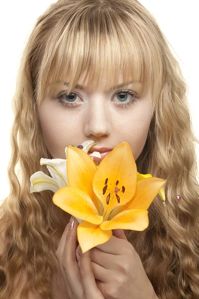 Krásná blondýnka s žlutá lilie — Stock fotografie