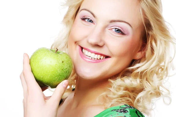 Jeune femme souriante heureuse avec pomme — Photo