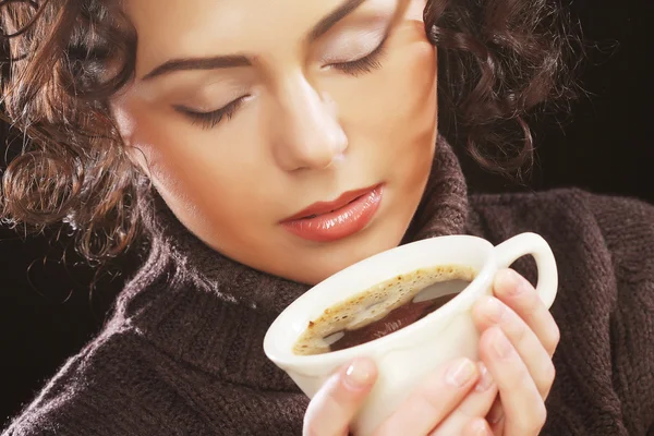 Vrouw die koffie drinkt — Stockfoto