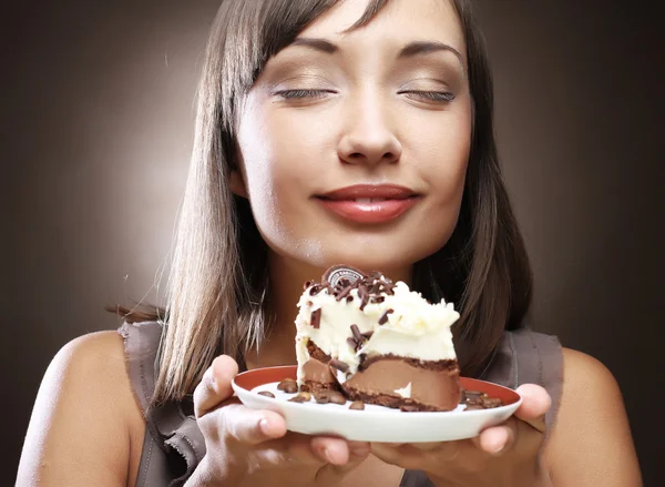 Mujer joven con un pastel — Foto de Stock