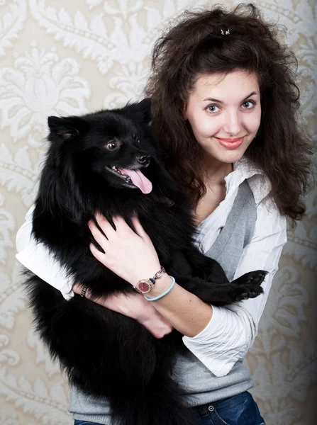 Donna in possesso di cane nero — Foto Stock