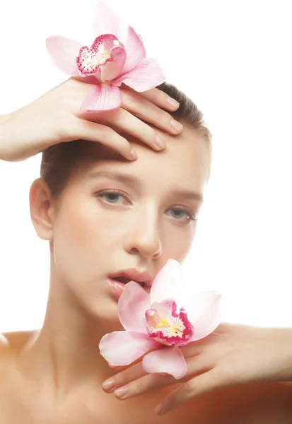 Schöne Frau mit einer Orchidee Blumen. — Stockfoto