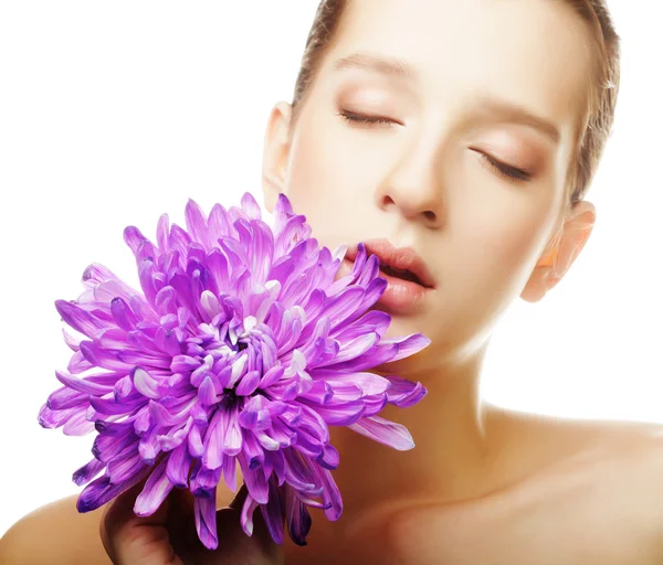Retrato de mujer con crisantemo. Tratamiento de spa . —  Fotos de Stock