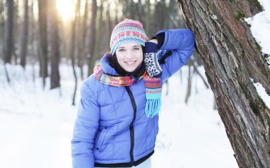 Kış parkındaki kadın