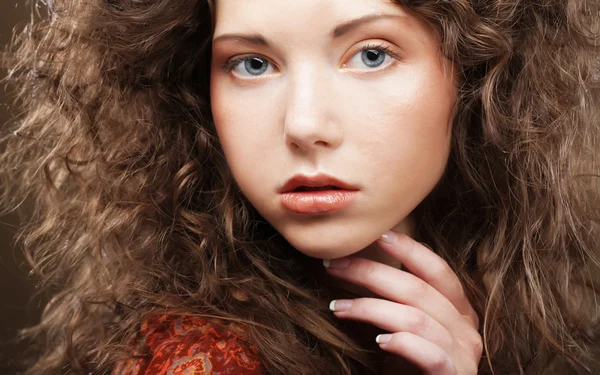 Güzellik Portresi. Kıvırcık Saç — Stok fotoğraf